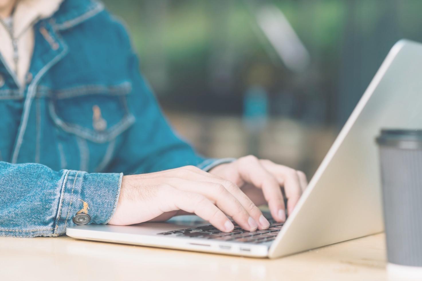 Consultation financière personnalisée avec documents et calculatrice