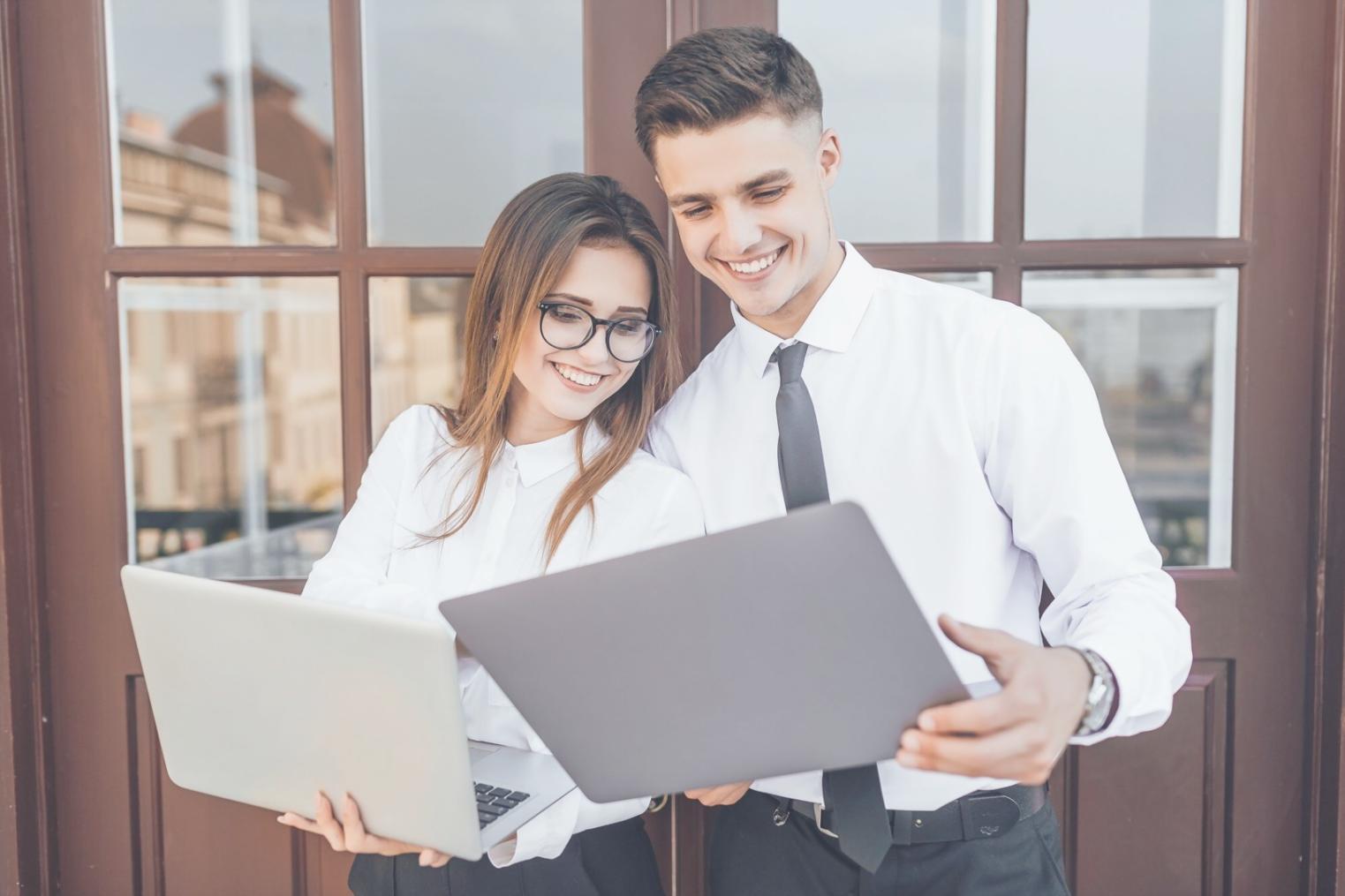 Personne travaillant sur ses finances avec calculatrice et documents