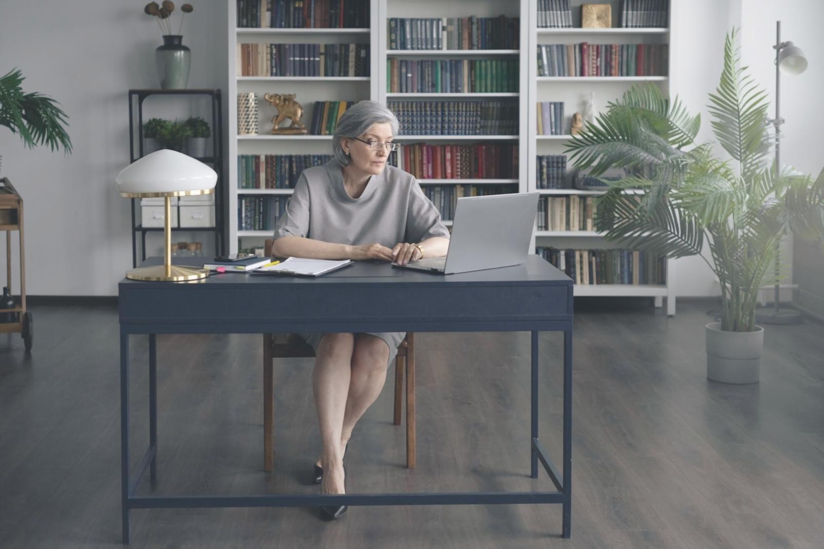 Outils de planification financière et calculatrice sur bureau organisé